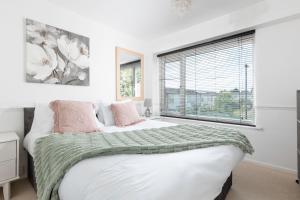 サウサンプトンにあるLeaside House by Grandeur Propertyの窓のある大きなベッドのある寝室