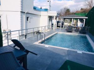 The swimming pool at or close to WHİTE ROSE VİLLA Jakuzili ve Isıtma Havuzlu