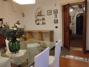 a dining room with a glass table with a vase of flowers at Casa Costabella in Zovencedo