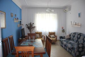 uma sala de estar com uma mesa e um sofá em Golem Apartments em Golem