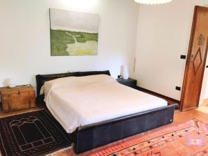 a bedroom with a bed and a painting on the wall at Casa Costabella in Zovencedo