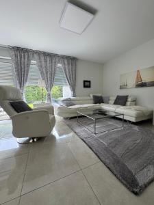 Una sala de estar con dos sofás y una alfombra. en Trave Resort Ferienhaus, en Schackendorf