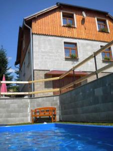 Bazén v ubytovaní Apartments in Bublava - Erzgebirge 1704 alebo v jeho blízkosti