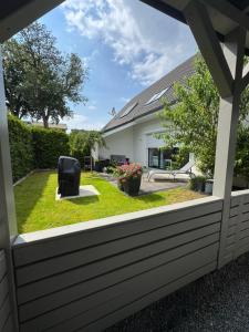 Una silla negra sentada en el patio de una casa. en Trave Resort Ferienhaus, en Schackendorf