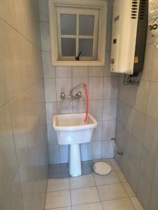 a bathroom with a toilet and a sink at Apartamento na Avenida Borges a 100 m da Rua Coberta in Gramado +8 photos