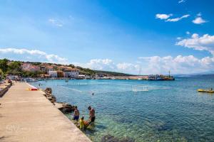 grupa ludzi w wodzie na plaży w obiekcie Apartments in Silo - Insel Krk 13592 w mieście Šilo