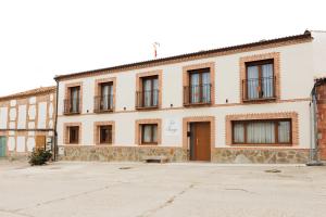 a large white building with a lot of windows at La Tinaja casa rural in Hernansancho