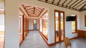 Un pasillo de una casa con puertas y un televisor. en CasaBlanca2, en Villa de Leyva