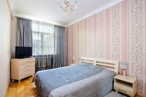 VIP-Kvartira by Nezavisimosti 46 في مينسك: غرفة نوم فيها سرير وتلفزيون