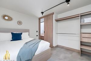 El PobladoにあるCasa Solei 12-9 - Stylish Apt with Jacuzzi & ACの大きなベッドと窓のある寝室