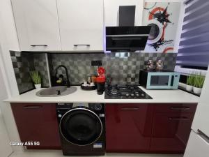 Η κουζίνα ή μικρή κουζίνα στο La Dolce Casa & City Center I Balcony I Netflix