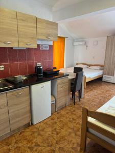 Una habitación con cocina y un dormitorio con cama. en Krašići apartmani Bozic, en Krasići