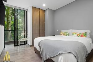 Postel nebo postele na pokoji v ubytování Class Suites 202 - Colorful with Pool and gym + 15 fotografií