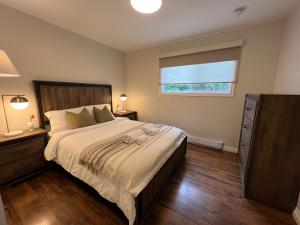 Ένα ή περισσότερα κρεβάτια σε δωμάτιο στο Spacious Ground Floor Garden View Apartment