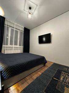 Μια τηλεόραση ή/και κέντρο ψυχαγωγίας στο Апартаменты Sweet home Отеген батыр
