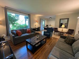 Χώρος καθιστικού στο Spacious Ground Floor Garden View Apartment