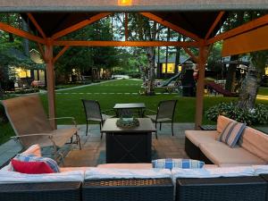 Photo de la galerie de l'établissement Spacious Ground Floor Garden View Apartment, à Wasaga Beach