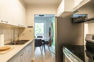 Η κουζίνα ή μικρή κουζίνα στο Spacious Ground Floor Garden View Apartment +40 φωτογραφίες