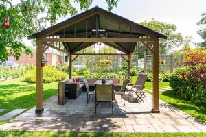 Photo de la galerie de l'établissement Spacious Ground Floor Garden View Apartment, à Wasaga Beach