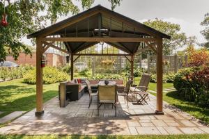 Gallery image of The Cozy Shore Cottage - Standard Attached in Wasaga Beach