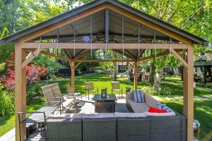 Gallery image of The Cozy Shore Cottage - Standard Attached in Wasaga Beach