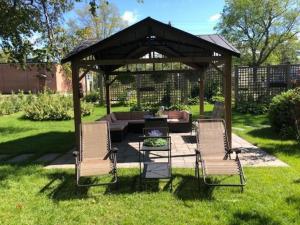 Gallery image of The Cozy Shore Cottage - Standard Attached in Wasaga Beach