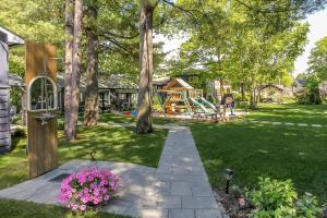 Gallery image of The Cozy Shore Cottage - Standard Attached in Wasaga Beach +31 photos