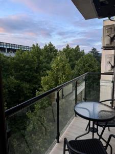 Un balcón con mesa y sillas y una vista en Guest 19, en Kutaisi
