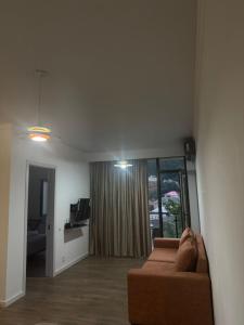 Una sala de estar con un sofá y un televisor. en Guest 19, en Kutaisi