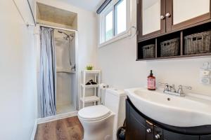 ein Badezimmer mit Toilette und Waschbecken in der Unterkunft The Cozy Shore Cottage - Large in Wasaga Beach + 50 Fotos