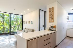 Η κουζίνα ή μικρή κουζίνα στο Class Suites 502 - Modern Tranquility/Priv Balcony