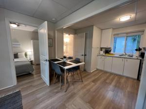 Kuchyň nebo kuchyňský kout v ubytování The Cozy Shore Cottage - Standard Attached