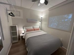 Postel nebo postele na pokoji v ubytování The Cozy Shore Cottage - Standard Attached