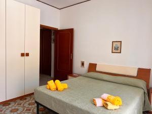 una camera da letto con un letto con cuscini gialli di Il Rocchetto di Angelina a Guardia Piemontese Terme