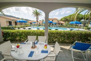 The swimming pool at or close to Lido Azzurro Residence rta