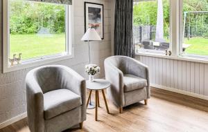 two chairs and a table and a lamp in a room at Lovely Home In Hemmet With Wifi in Hemmet