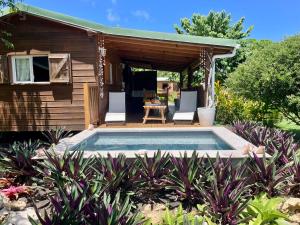 una casa con piscina in giardino di Ti' Dola Sab a Grand-Bourg