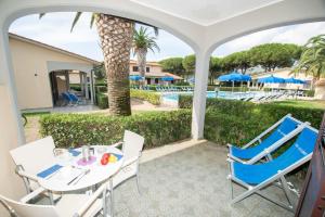 The swimming pool at or close to Lido Azzurro Residence rta
