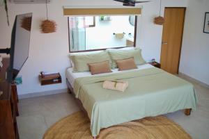 カンクンにあるComfortable studio with pool in the best locationの枕が2つ置かれたベッドのある寝室 +14枚の写真