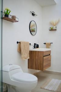 カンクンにあるComfortable studio with pool in the best locationのトイレと洗面台付きのバスルーム