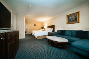 una habitación de hotel con un sofá y una cama en Hotel Stanford, en Nueva York