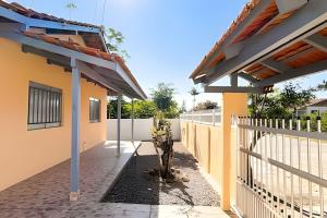 a house with a statue next to a fence at ASA | Casa com Clima de Lar | Beto Carrero a 7min in Penha
