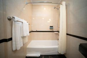 Kamar mandi di Hotel Stanford