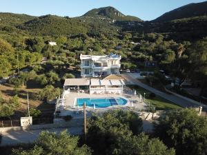 vue aérienne d'une maison avec piscine dans l'établissement Alexander's House, à Parga