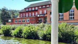 Vaade hotelli lähedal voolavale jõele