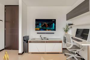 TV a/nebo společenská místnost v ubytování Life 1202 - Pleasant Apt in Poblado with AC