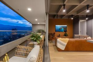 een kamer met een bed en een balkon met uitzicht bij Life 1603 - Panoramic & Tastefully Decorated Loft in El Poblado