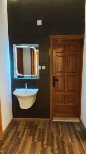 Et badeværelse på تاج الخالدية للشقق المفروشه