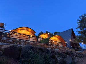 耶拉吉里Hobbit Haven的夜晚的三座圆顶建筑