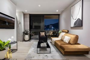 El PobladoにあるEnergy 1603 - Modern Design & Prime Location/ ACのソファと椅子のあるリビングルーム